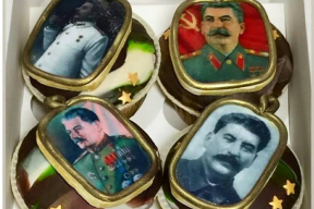 Школьникам в Минске подарили кексы с портретом Сталина