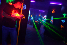 «Собака ты сутулая». Школьникам организовали игру в лазертаг, а их там обматерили