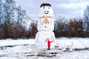 В деревне Красное слепили гигантского снеговика