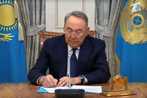 Видеофакт. Нурсултан Назарбаев подписал свою отставку
