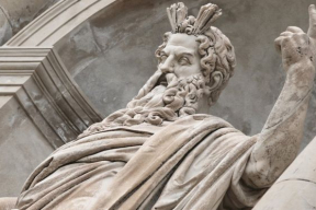 Строгих богов придумали, когда людей стало слишком много