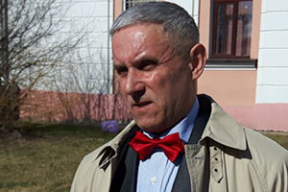 Паэту Славаміру Адамовічу прысудзілі 2 гады хатняй «хіміі»