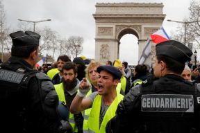В Париже на улицы снова вышли «желтые жилеты». Полиция применила газ и водометы