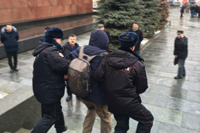 У могилы Сталина полиция задержала мужчину, который кричал «сгори в аду, палач народа»