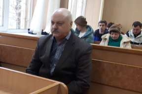 «Зьбіваў, калоў іголкай і цягаў за вушы». Судзяць намесьніка дырэктара кадэцкай вучэльні ў Слуцку