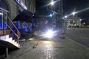 Подаренный китайцами электробус «сошел с ума» и протаранил остановку