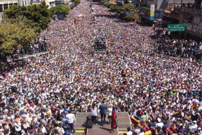 Фото дня. Он вернулся: как Гуайдо встретили в Каракасе