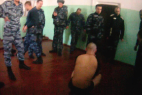 «Меня раздели, завязали рот большим вафельным полотенцем, положили на парту»