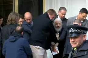 Ассанжа выносят из посольства Эквадора