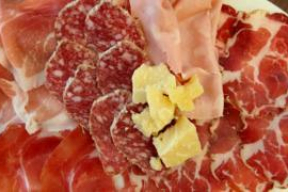 Россиянам могут запретить привозить в страну пармезан и хамон