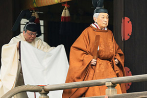 Впервые за 200 лет. Император Японии отрекся от престола