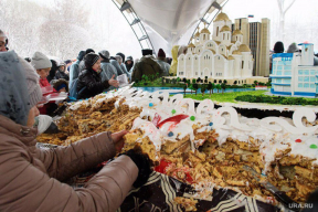 Фотофакт. Жители Екатеринбурга на Пасху прорвали ограждение и растащили руками гигантский кулич