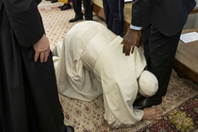 Фото дня. Папа римский целует ноги вице-президенту Южного Судана