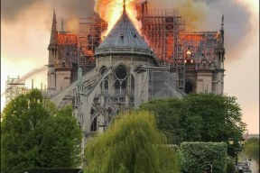 Пожар в соборе Парижской Богоматери: обрушились шпиль и крыша