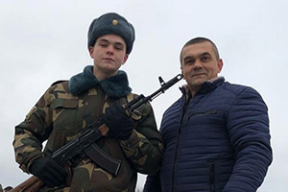 «Сын говорил, что офицер Ч. издевался над ними». Мать солдата, выпавшего из окна, не верит в суицид