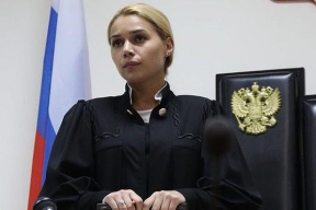 В Москве судью уволили за фото топлесс