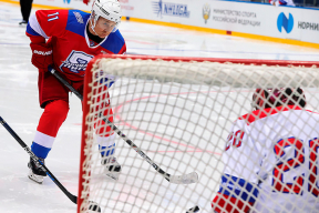 Путин насмешил людей, упав на льду перед тысячами зрителей