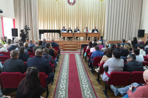 «Никто никуда не падает». Чиновники встретились с жильцами аварийного дома на Широкой