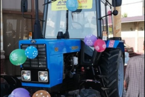 Жителю Узбекистана на столетие подарили трактор МТЗ