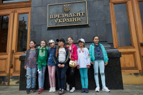 Зеленский пригласил народ к администрации президента. Там больше нет охраны