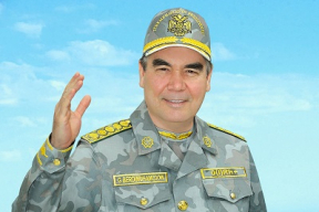 Президент Туркменистана, проезжая на велосипеде, попал из пистолета во все мишени