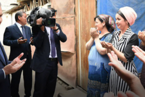 В Узбекистане накануне визита президента швее на час подарили дом