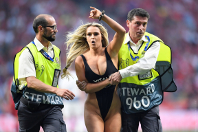 Кинси Волански: кто эта девушка, которая выбежала на поле полуголой в финале Лиги чемпионов