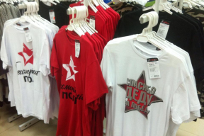 Фотофакт. В Гомеле продают майки с надписями «Бессмертный полк» и «Спасибо деду за победу»