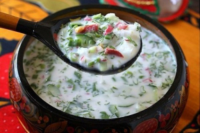 В сети смеются: «Из фильма про Элтона Джона вырезали сцены приготовления окрошки на кефире»