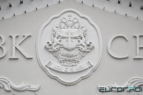 В центре Минска на здание установили герб сербских олигархов