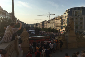 «Уходи!» Больше сотни тысяч чехов в центре Праги выступили против власти