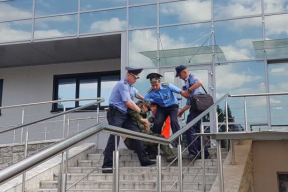 У Крупках міліцыя затрымала мастака Алеся Пушкіна. Ён выйшаў з плякатам «Achtung Russia!»