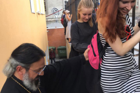 Священник в московском храме укрывает демонстрантов от полиции