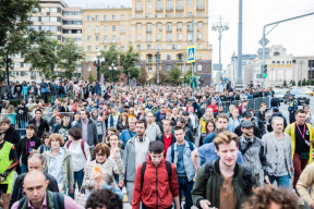 Кандидаты в Мосгордуму дошли до избиркома и оказались в автозаках. Фотографии с акции протеста