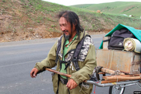 Идущий в Москву «изгонять Путина» шаман собрал массовый митинг