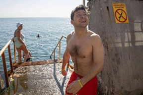 Зеленский в красных плавках искупался в Черном море в Одессе