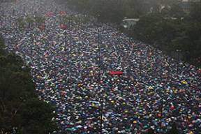 Бесконечные тысячи людей на марше протеста в Гонконге