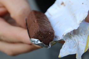 Жительница Ганцевичей нашла в шоколадных конфетах червяков