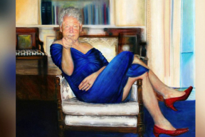 Скандальная картина: Билл Клинтон в платье и на каблуках в Овальном кабинете