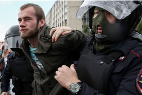 Жесткие задержания в Москве. Людей выхватывают из толпы и бросают в автозаки