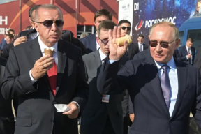 Кажется, у Путина есть личная продавщица мороженого. Ее можно увидеть раз в два года