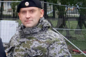 Названо имя российского полицейского, который ударил девушку кулаком в живот