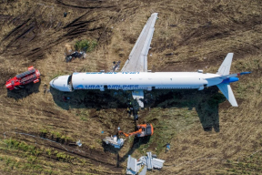Фотофакт. Приземлившийся на кукурузном поле A321 разрезают на части