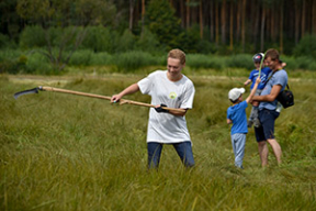 Фото дня. Женщина с косой, а за ней хвостом – муж с детьми