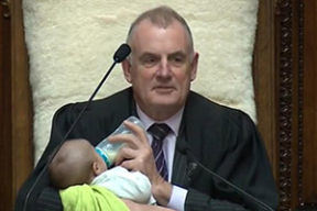 Фотофакт. Спикер парламента Новой Зеландии на заседании с младенцем на руках