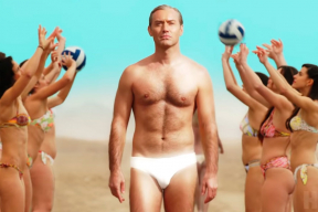 Попробуйте оторвать взгляд от Джуда Ло в белых плавках