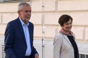 Фотофакт. Просто президент Австрии идет после голосования