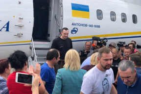 Фотофакт. Сенцов и украинские моряки на свободе