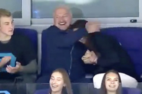 Лукашенко обнимался с «Мисс Беларусь» на хоккее