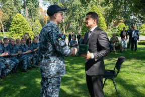 Зеленский подарил освобожденным морякам часы и квартиры